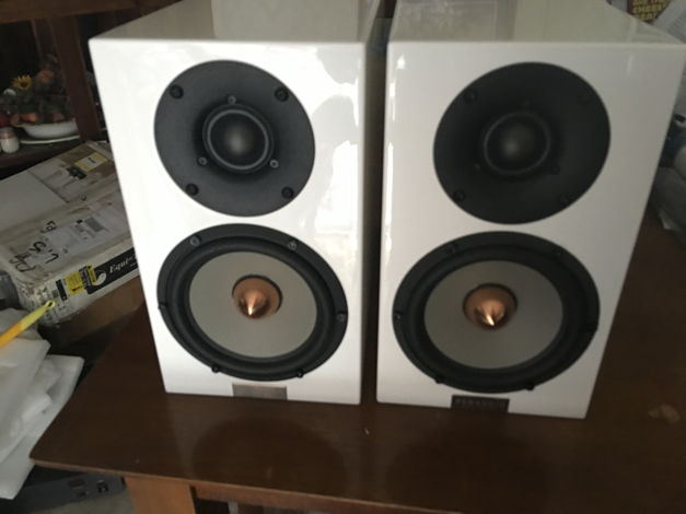 Penaudio Cenya White lacquer speakers 9/10