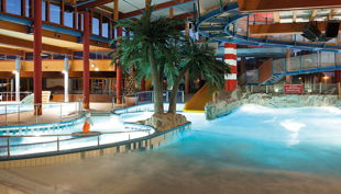 bg wonnemar sonthofen erlebnisbad innen palmen und zwei becken