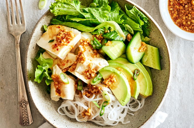 Bols de tofu soyeux aux arachides, salade de vermicelles et de concombres