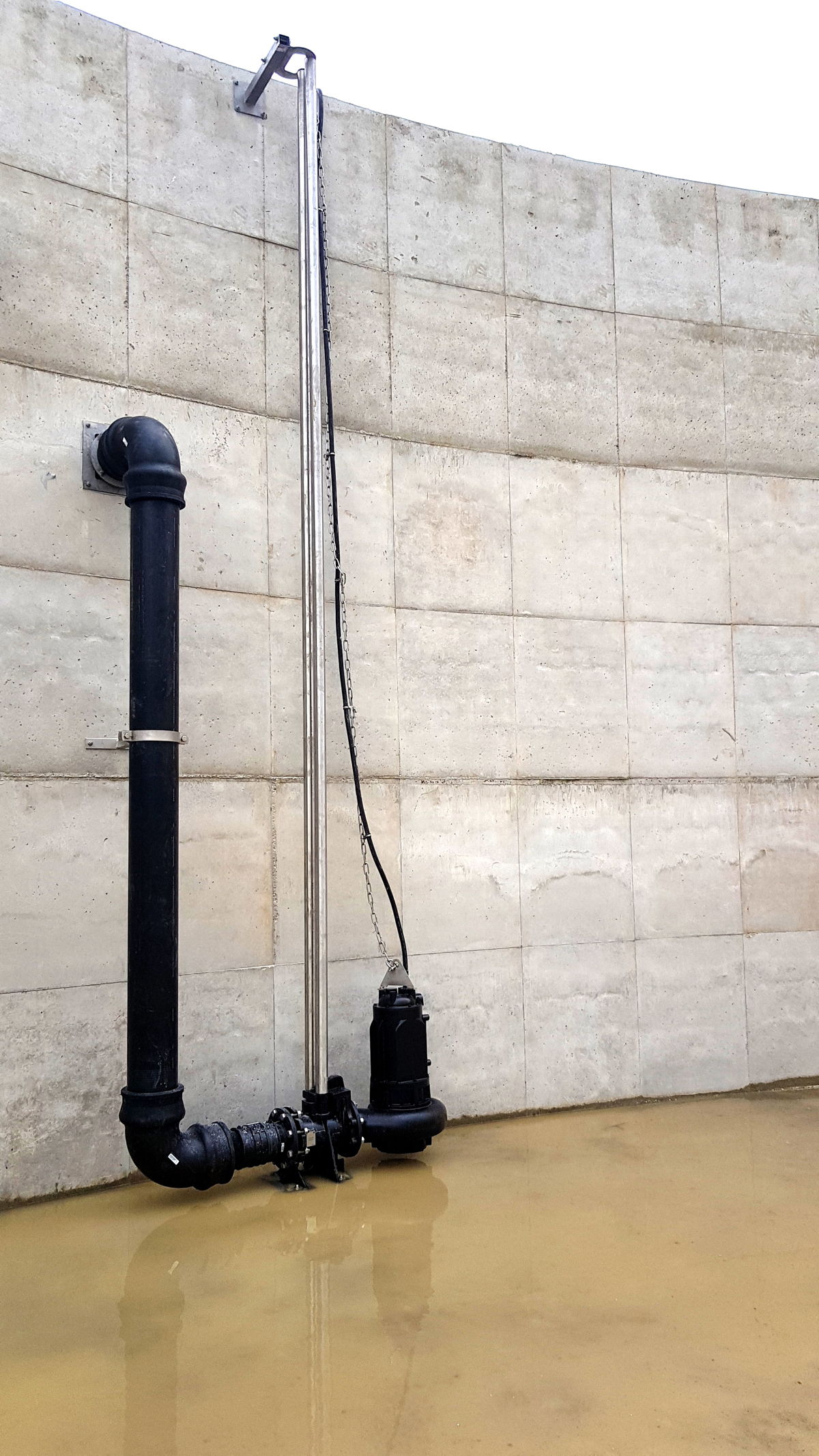 Tauchmotorpumpe in hohem Behälter komplett herabgelassen