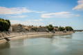 Vue du littoral de Arles au côté du Rhône