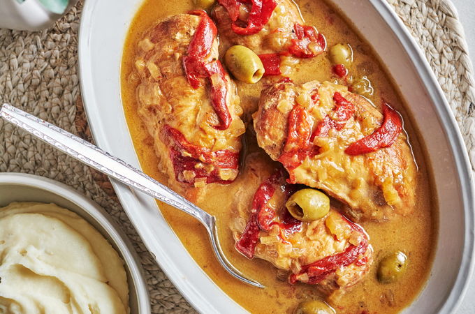 Poulet aux olives et aux poivrons grillés à la mijoteuse