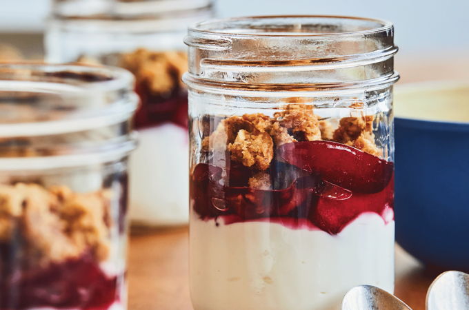Pots de yogourt grec, prunes rôties et crumble à la noisette