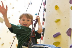 kletterzentrum neoliet junge an kletterwand kopie