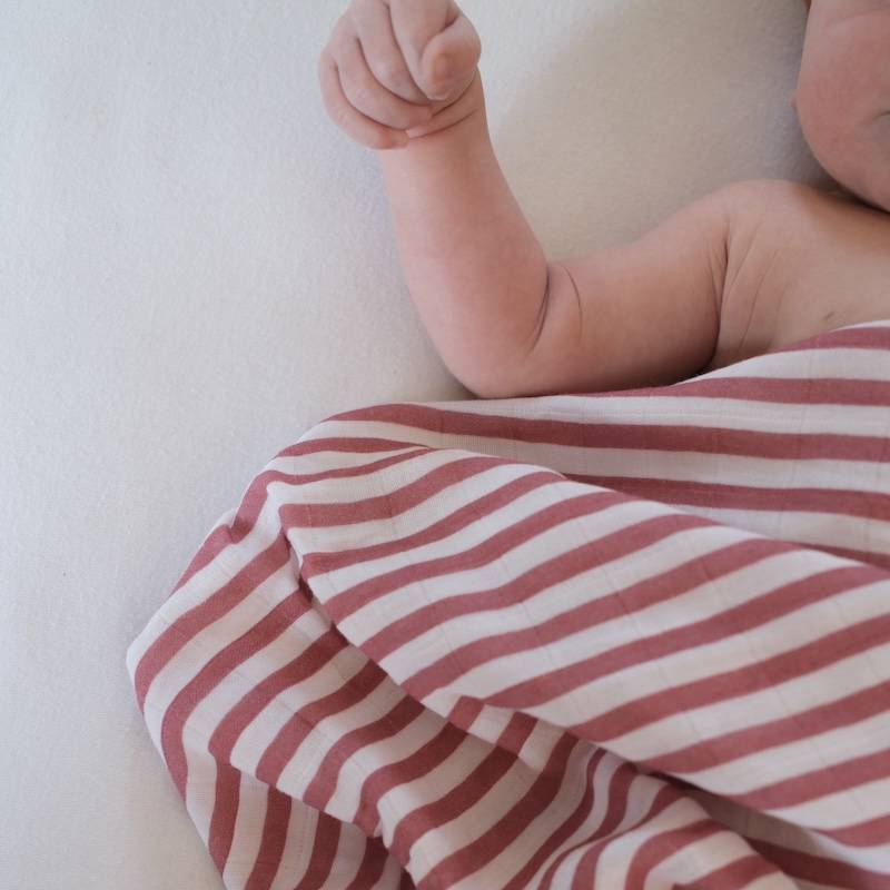 Lange XL et mini élégant de la marque suisse Joli Nous, un accessoire premium pour bébé, alliant design raffiné et qualité exceptionnelle OEKO-TEX GOTS