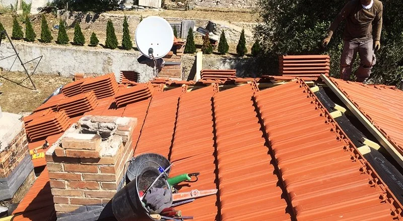 Rénovation d’une toiture en tuiles de Marseille sur une villa à La Turbie — photo 2 sur 28 — CEG TOITURE