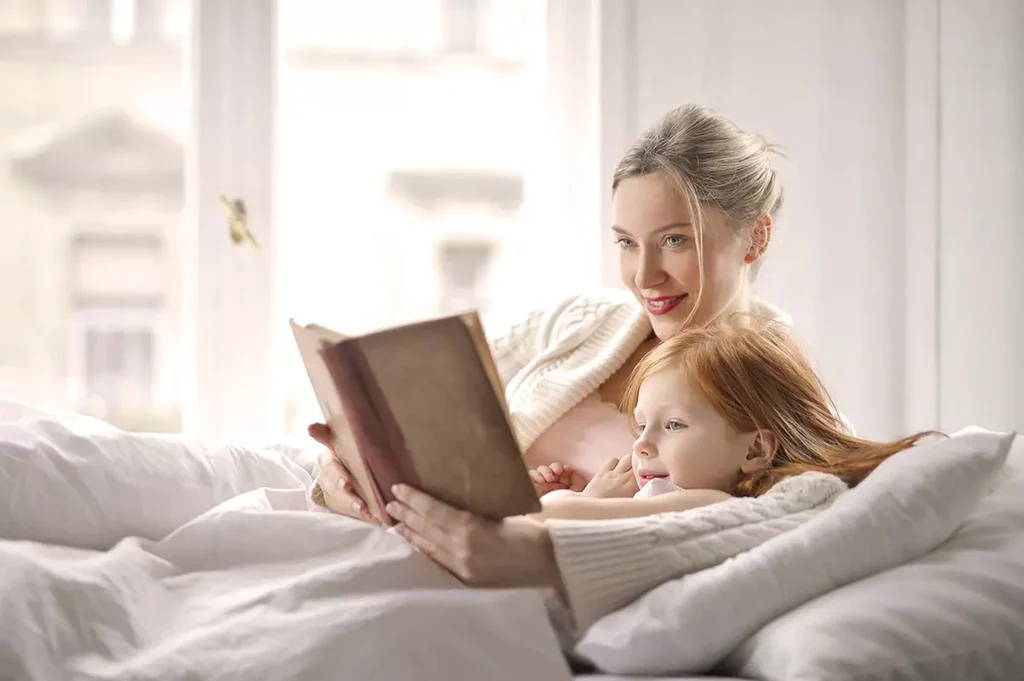 leer con niños en la cama