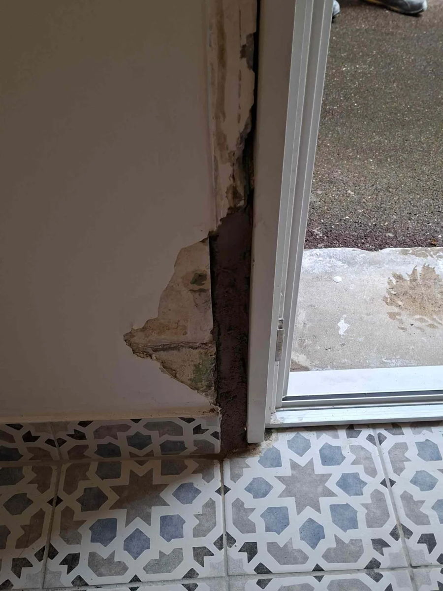 Porte d'entree d'immeuble a impostes en ferronnerie et vitrage anti-effraction — photo 4