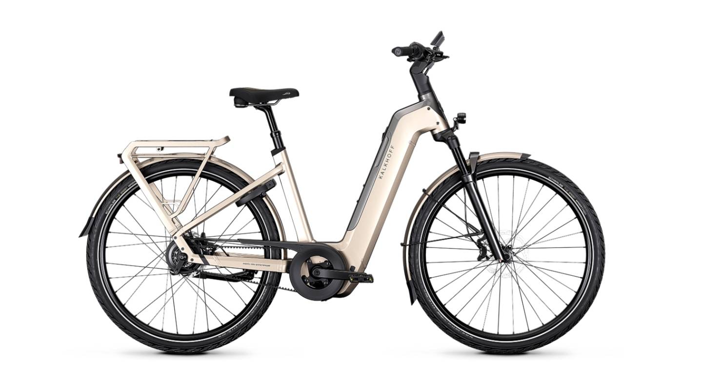 Gazelle Paris C7 elektrische stadsfiets met lage instap, afgebeeld in zijaanzicht op neutrale achtergrond, met Bosch middenmotor, gesloten kettingkast, verende voorvork en zadelpen, MIK-bagagedrager en spatborden – gericht op comfortabel dagelijks gebruik en woon-werkverkeer.