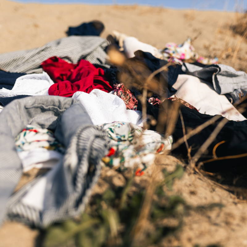 Kleding bij het vuilnis