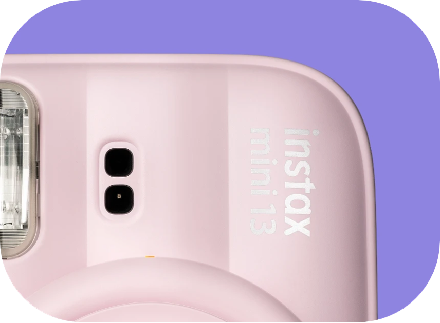 富士フイルム instax mini 13 インスタントカメラ チェキ 前面ロゴとフラッシュ周りのデザイン質感