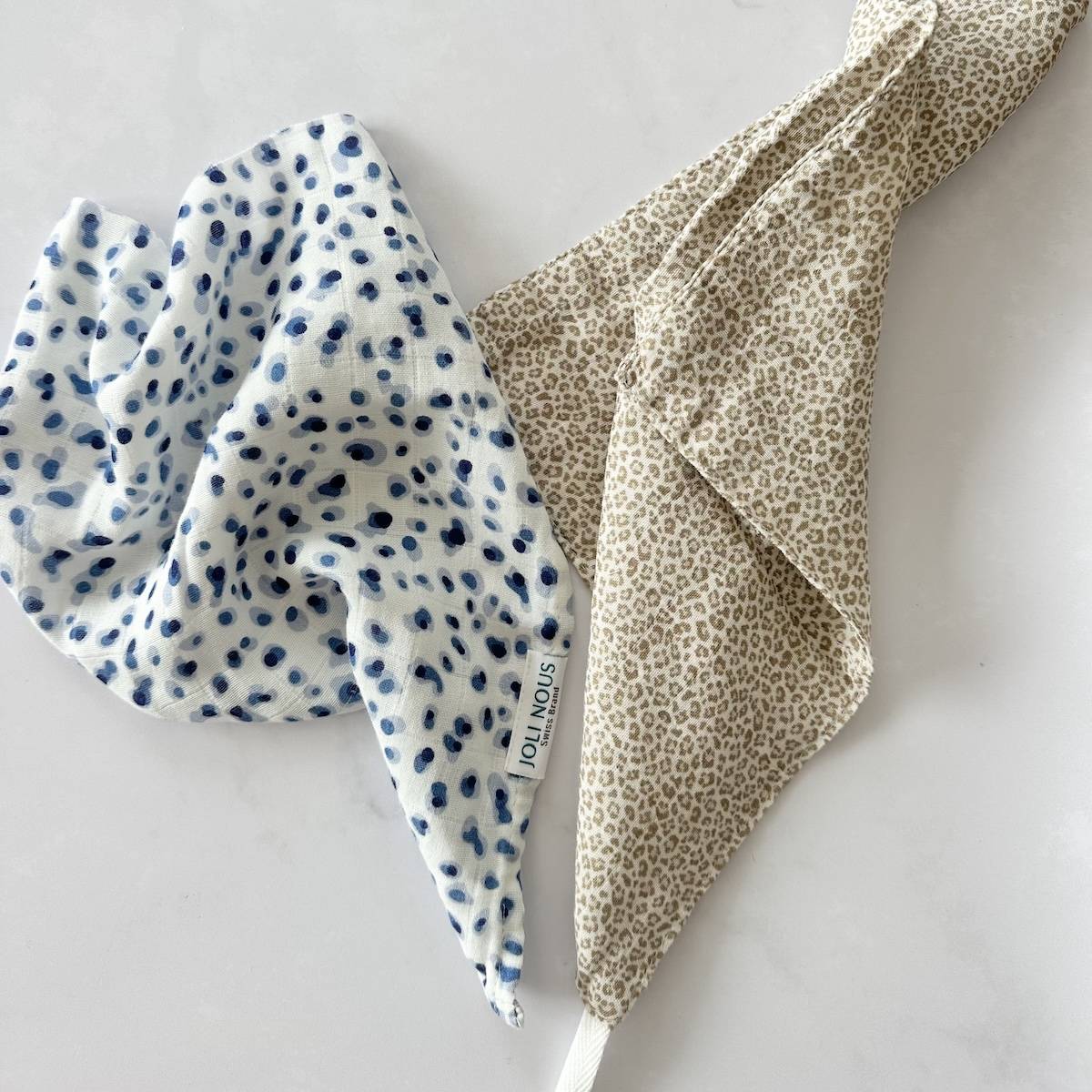 Lange XL et mini élégant de la marque suisse Joli Nous, un accessoire premium pour bébé, alliant design raffiné et qualité exceptionnelle OEKO-TEX GOTS