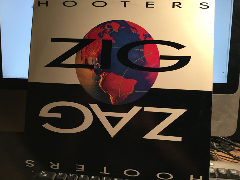HOOTERS - Zig Zag