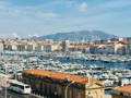 Vue panoramique sur le port de Marseille et l'hotel de ville