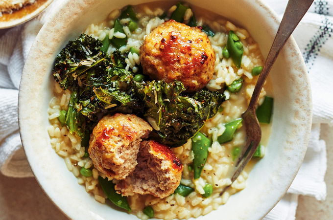 Risotto aux boulettes de porc et aux pois sucrés