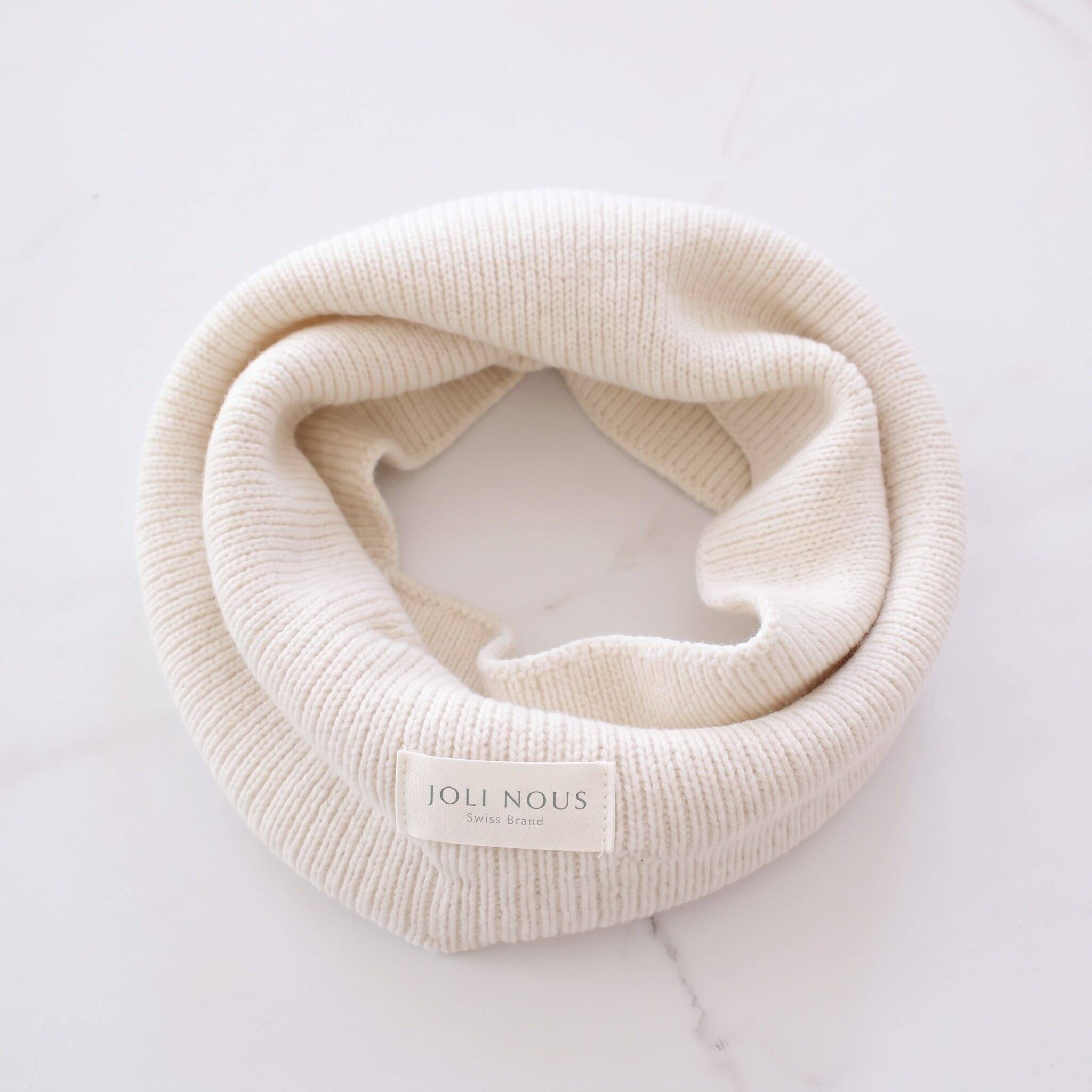 lange xl personnalisable broderie prénom bleu blanc ciel élégant de la marque suisse Joli Nous, un accessoire premium pour bébé, alliant design raffiné et qualité exceptionnelle