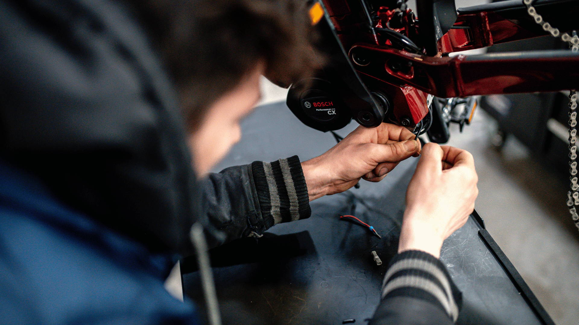 man repareert elektrische fiets