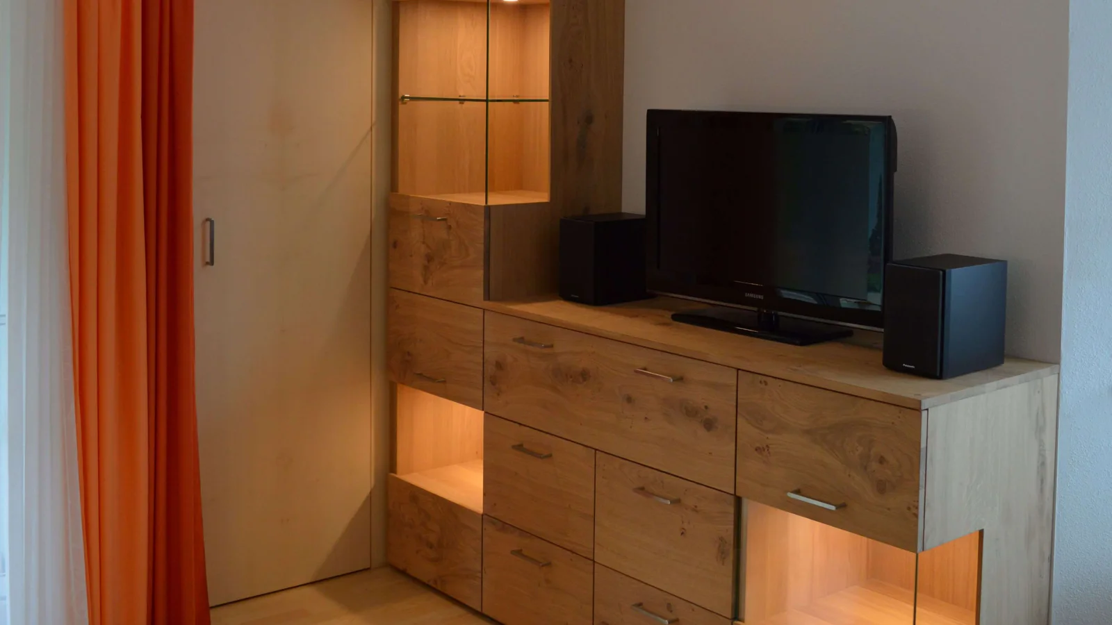 Wohnzimmerschrank in Asteiche mit integrierter Beleuchtung