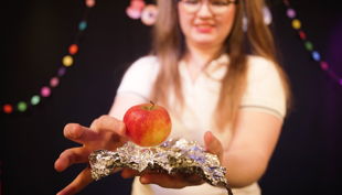 kinderzauberin miss edith zaubertrick mit apfel