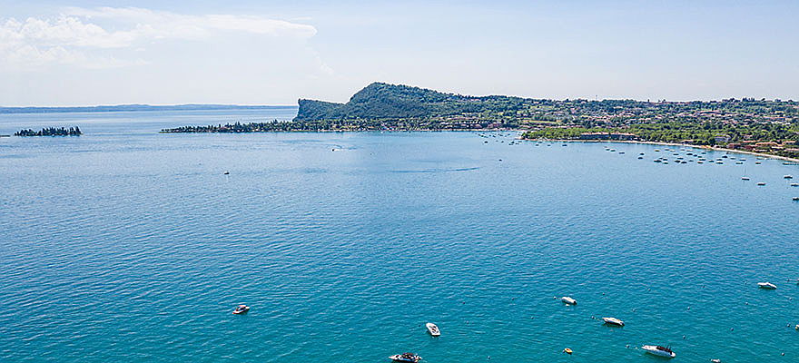  Desenzano del Garda
- You can find first-class land, villas, houses or apartments in Valtènesi on Lake Garda with the competent real estate agents from Engel & Völkers