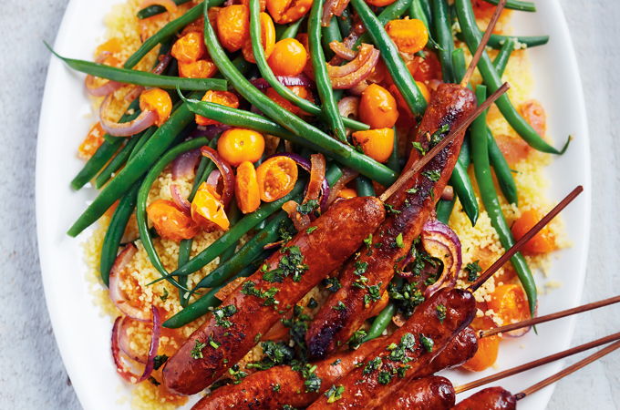 Salade tiède de couscous aux haricots et brochettes de merguez