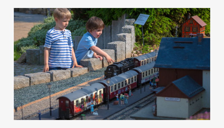 kinder bestaunen die eisenbahnen