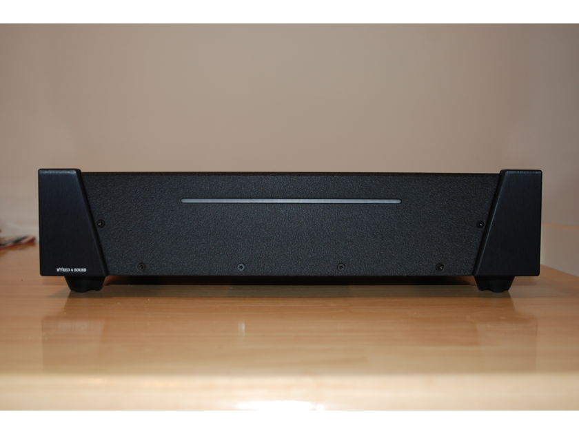 WYRED 4 SOUND  ST-1000 BLACK IN MINT CONDITION