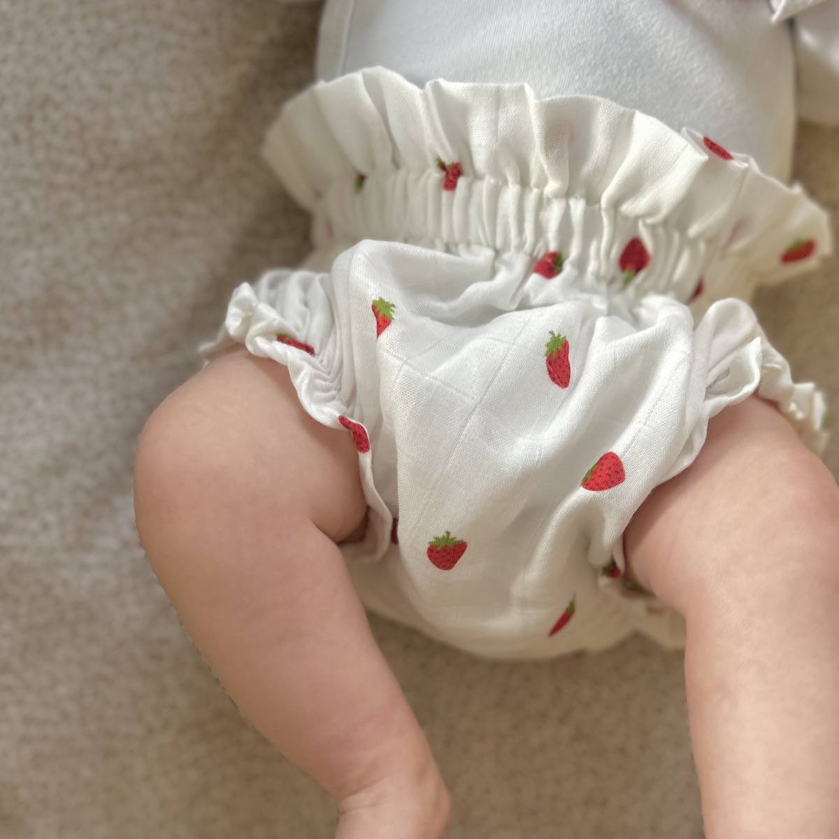 Bloomer fraises rouge blanc vichy raffiné pour bébé, en coton doux et respirant, certifié OEKO-TEX, idéal pour compléter une tenue d’enfant chic et confortable, cousu au Portugal élégant premium marque suisse cadeau naissance