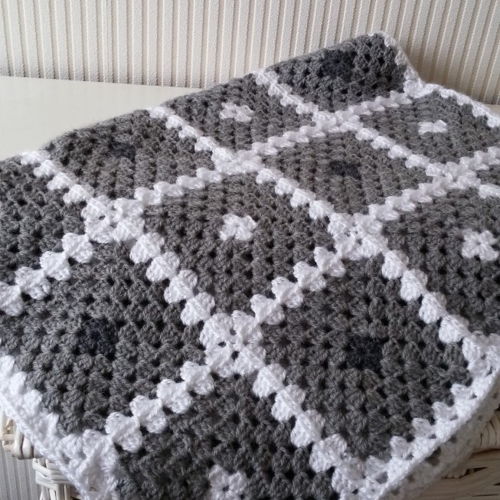 "Back to basic" granny square baby deken