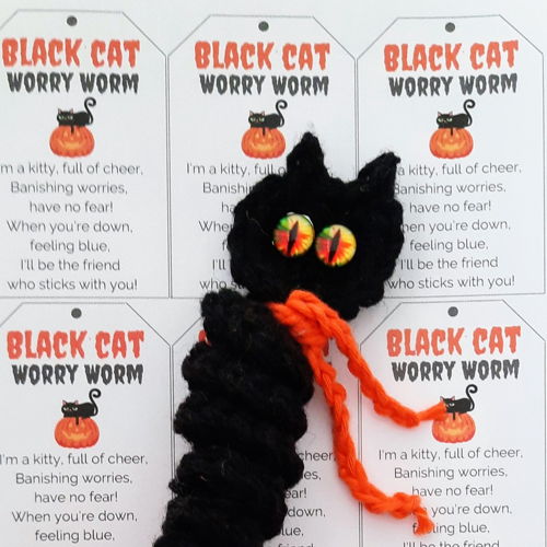 Häkelanleitung für den Sorgenwurm mit schwarzer Katze