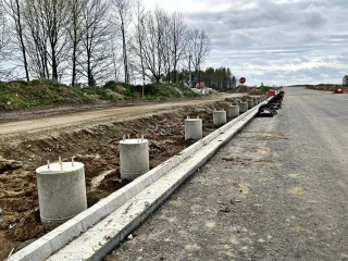  Zdemontowane szalunki fundamentów palowych w km 4+650