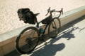 Un velo de route equipe de sacoche de cadre et sacoche sur le panier arriere