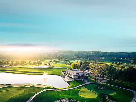  Santiago
- El Zala Springs Golf Resort ofrece una atractiva perspectiva de inversión con apartamentos de lujo y un exclusivo campo de golf cerca del lago Balatón en Hungría.