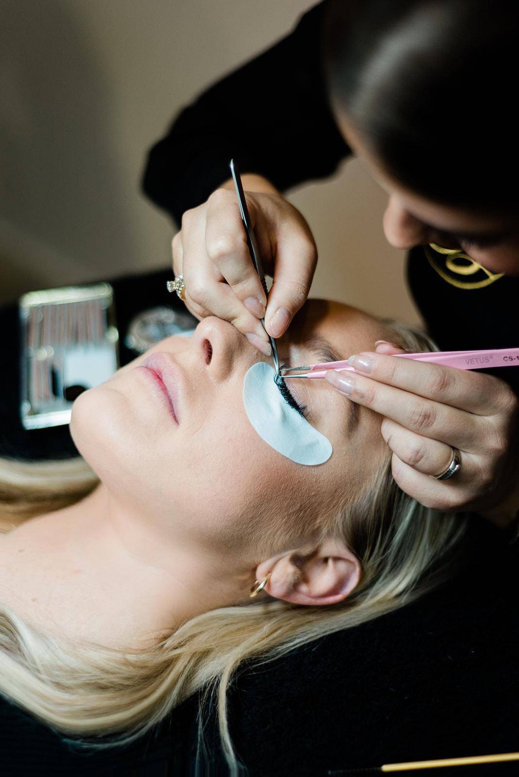 Wimpers zetten bij cursus wimperextensions