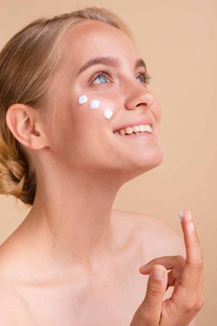 When a B2B customer is in the process of selecting a lip balm supplier, several crucial factors should be taken into consideration to ensure a strategic and successful partnership: