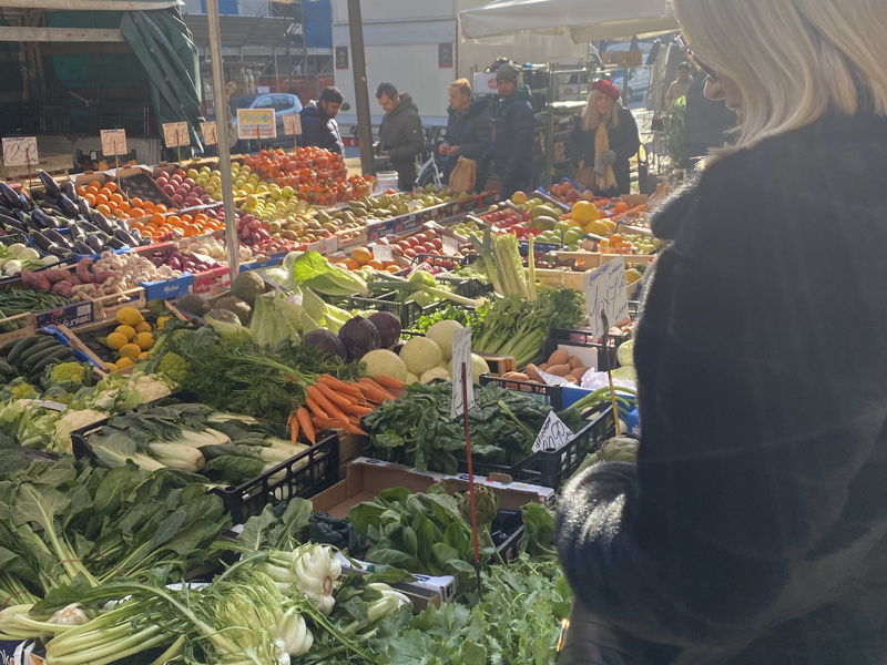 Tours œnogastronomiques Lierna: Lundi à Mandello : vis le marché comme un local