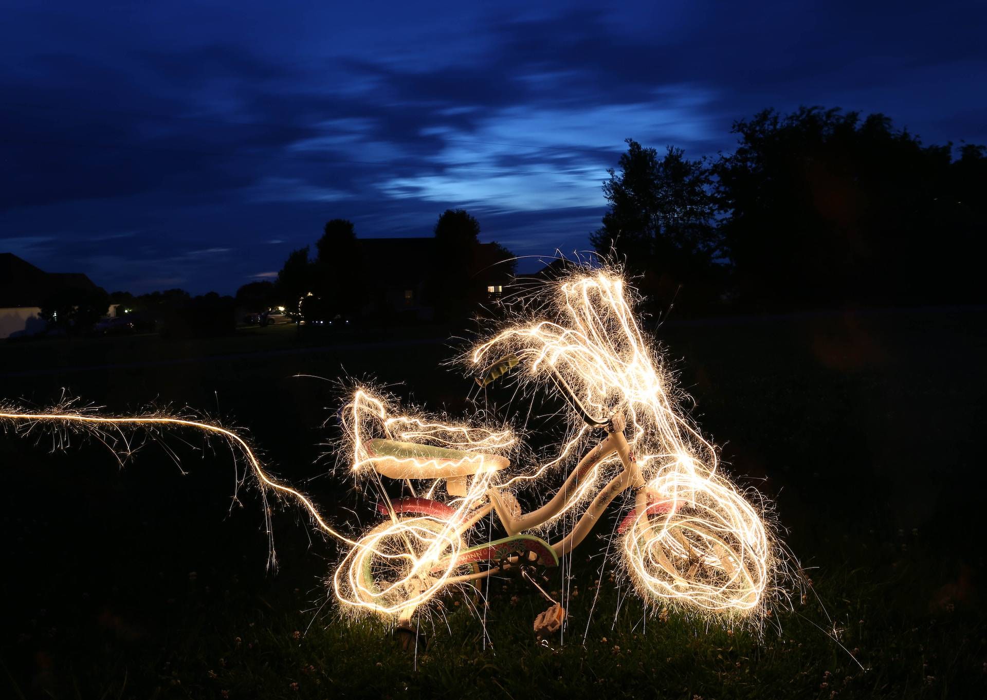 Tecnica del light-painting. bicicletta contornata con scintille. Foto scattata con una fotocamera mirrorless. Ottima qualità