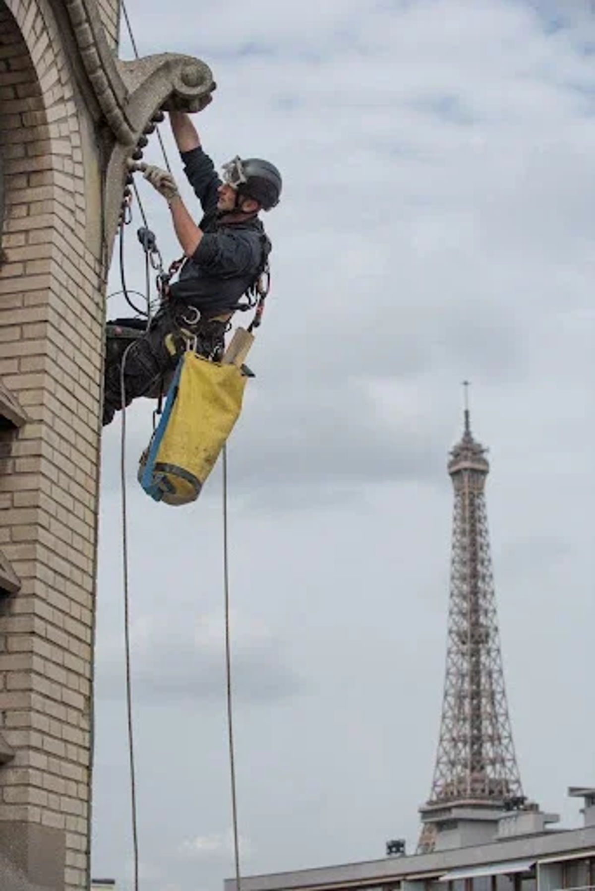 Reprise de maçonnerie sur un bâtiment parisien par cordistes à Paris — Python Hauteur