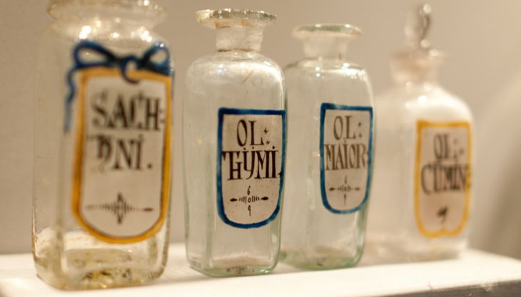 museum für kunst und kulrurgeschichte öl flaschen