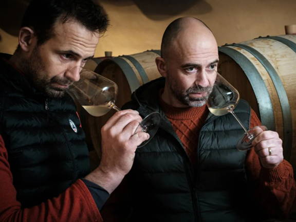 Julien et Clément Raimbault, vignerons du Domaine du Pré Semelé à Sancerre, troisième génération de la famille Raimbault. Julien et Clément Raimbault, vignerons du Domaine du Pré Semelé à Sancerre, troisième génération de la famille Raimbault.