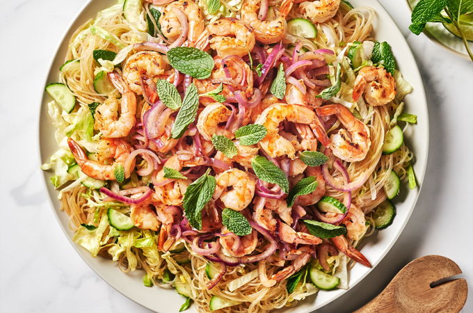 Salade de crevettes grillées style rouleaux de printemps