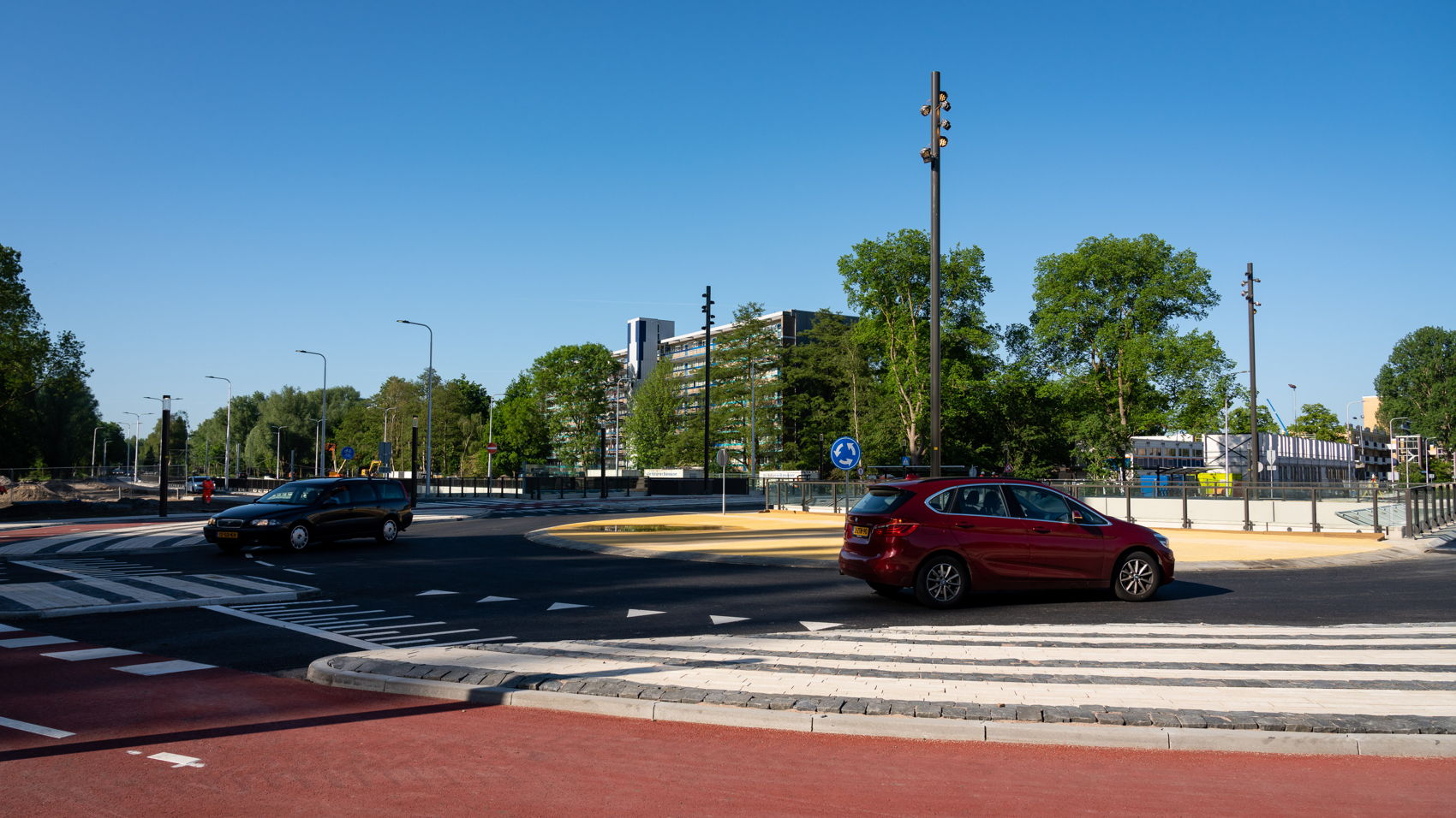 Weg zijn de verkeerslichten. Auto's maken gebruik van de nieuwe rotonde. Fietsers en voetgangers hebben hier voorrang. Weg zijn de verkeerslichten. Auto's maken gebruik van de nieuwe rotonde. Fietsers en voetgangers hebben hier voorrang.
