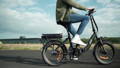 Gazelle Paris C7 elektrische stadsfiets met lage instap, afgebeeld in zijaanzicht op neutrale achtergrond, met Bosch middenmotor, gesloten kettingkast, verende voorvork en zadelpen, MIK-bagagedrager en spatborden – gericht op comfortabel dagelijks gebruik en woon-werkverkeer.