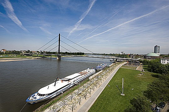  Düsseldorf
- Der Rhein und die Rheinpromenade bei Sonnenschein, Düsseldorf