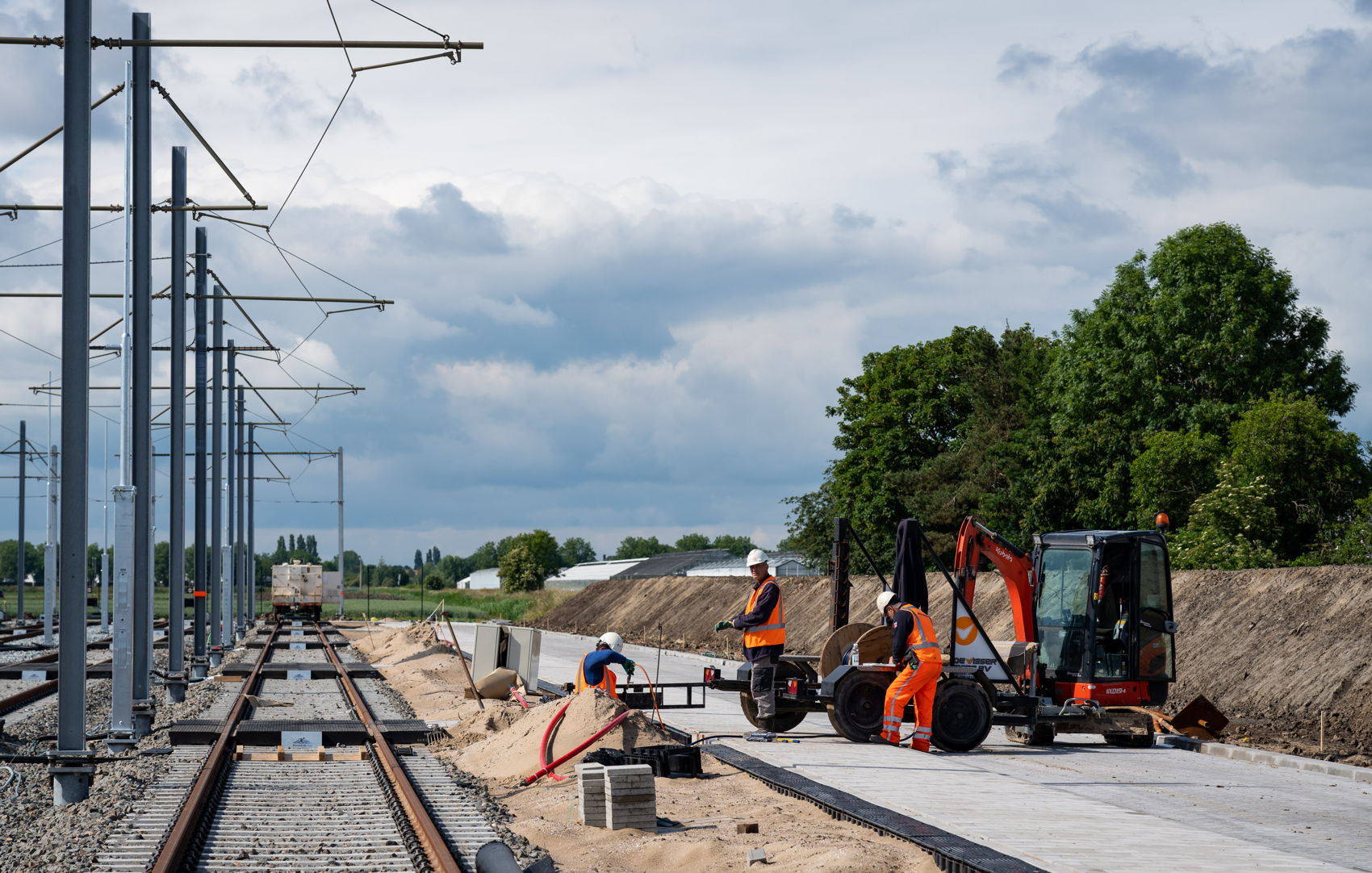 In de toekomst wordt het terrein door het project Uithoornlijn nog uitgebreid zodat er 11 trams extra gestald kunnen worden en wordt het spoor doorgetrokken richting Uithoorn. De berg zand rechts op de foto is alvast de voorbelasting voor dit spoor (foto gemaakt op 8 juni). In de toekomst wordt het terrein door het project Uithoornlijn nog uitgebreid zodat er 11 trams extra gestald kunnen worden en wordt het spoor doorgetrokken richting Uithoorn. De berg zand rechts op de foto is alvast de voorbelasting voor dit spoor (foto gemaakt op 8 juni).