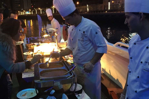 По Дубай Марине на мега-яхте с ужином по системе «шведский стол»