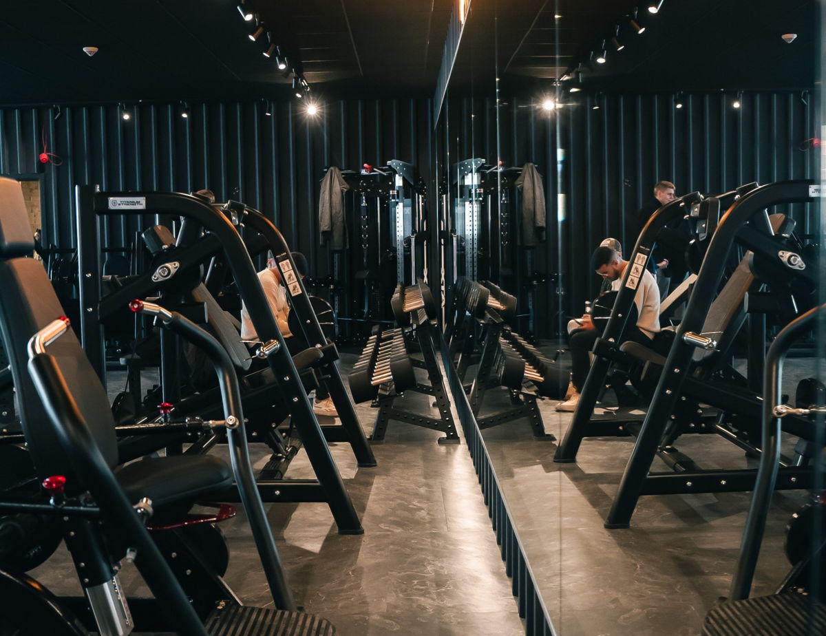 Hochwertige Studioeinrichtung mit mattschwarzen Trainingsgeräten