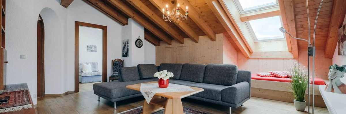 Großes Wohnzimmer mit Dachschrägen in großer Ferienwohnung mit 95 qm.