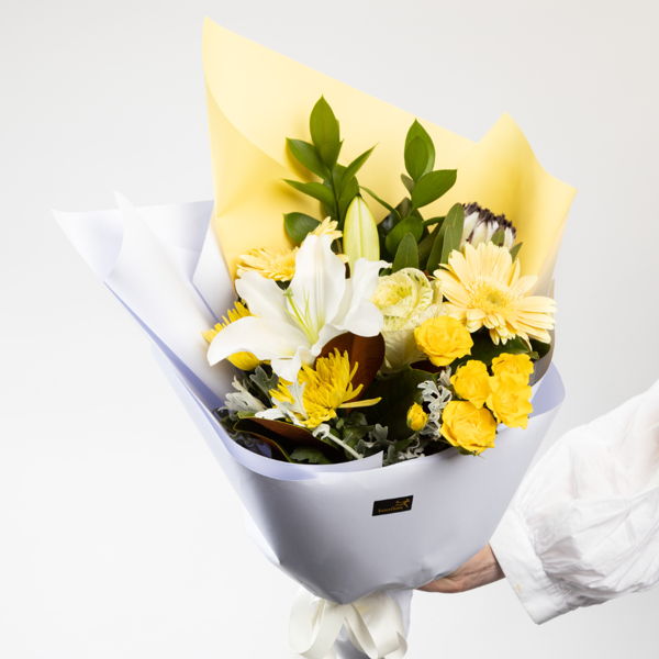 Yellow Bouquet In A Vase_flowers_delivery_interflora_nz