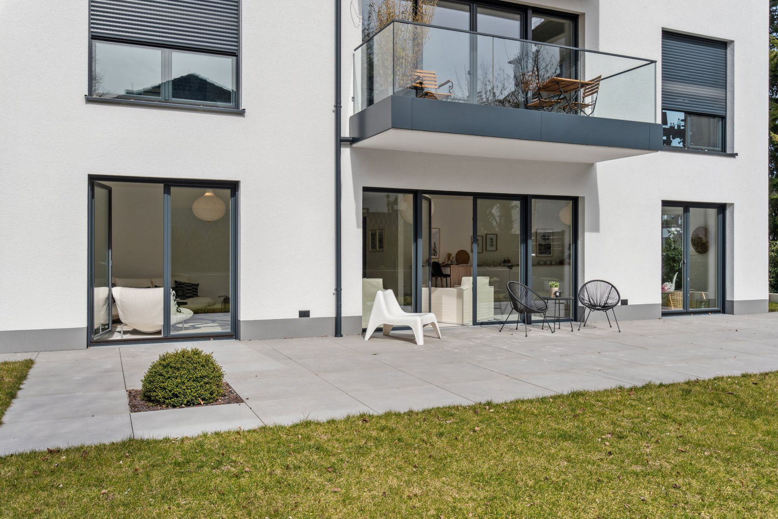 Enjoy the sun on your own terrace with garden State-of-the-art living comfort in a new-build 4-room apartment